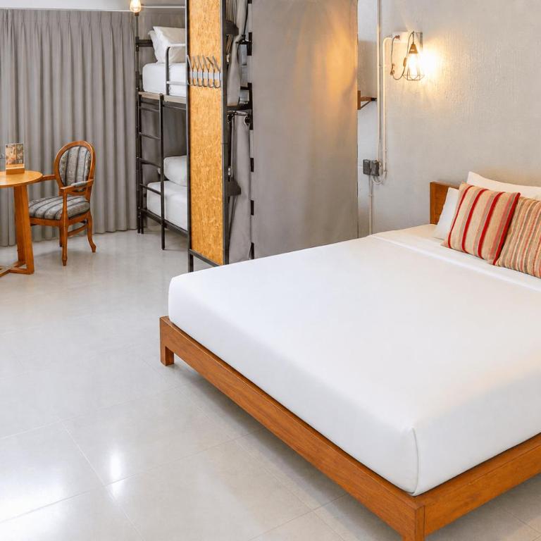 NAIA Hotel Miraflores - Quadruple Room with Private Bathroom - 5