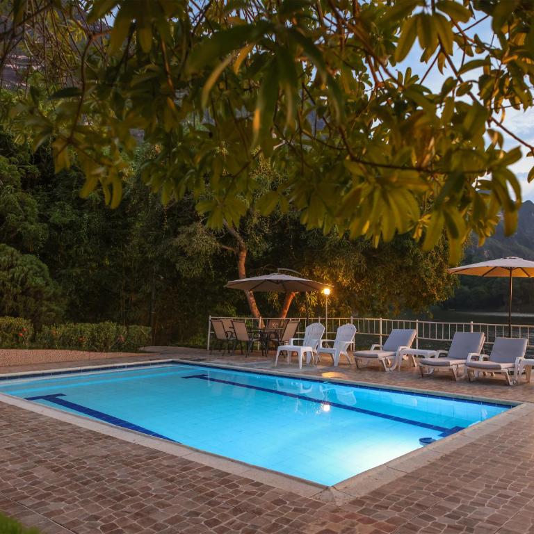Isla Privada en Prado Piscina y Deportes Náuticos - Cerca a Bogotá - Cerca a Ibagué - Five-Bedroom House - 5