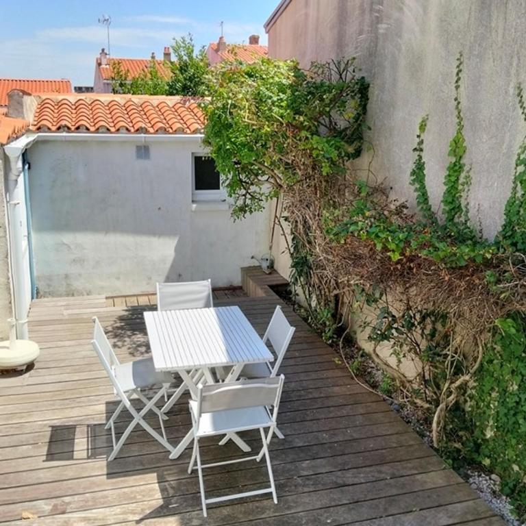 Charmante maison rénovée proche port et plage, 3 chambres, cour avec salon de jardin - FR-1-331-81 - Maison de Vacances (4 Adultes) - 1