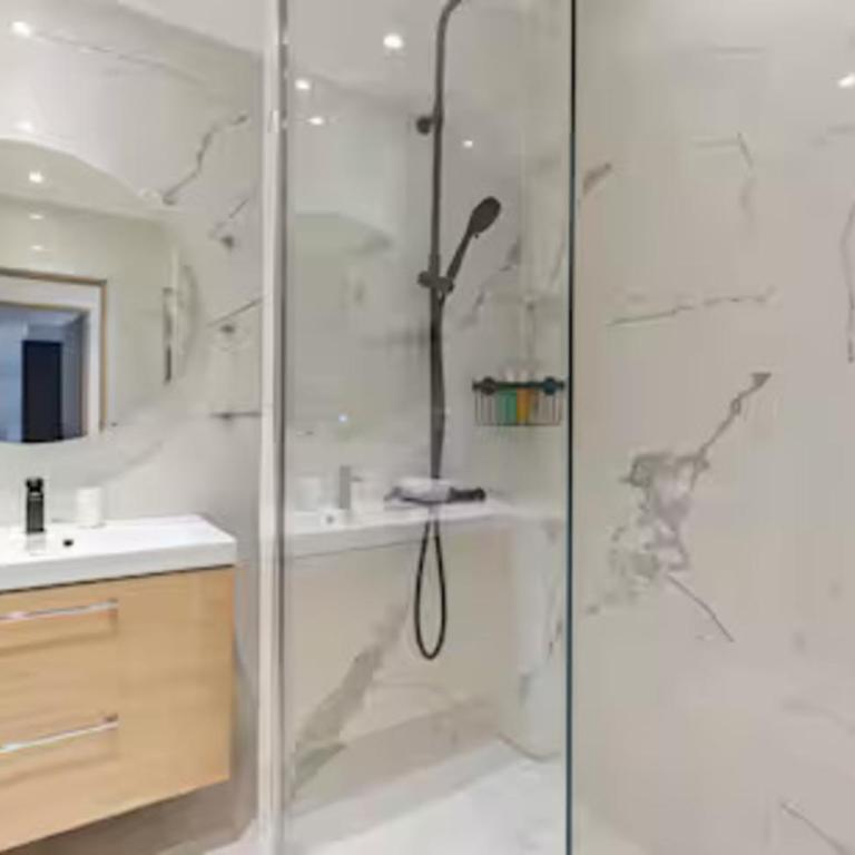 Stunning 2 Bedroom Apartment - Appartement - 7