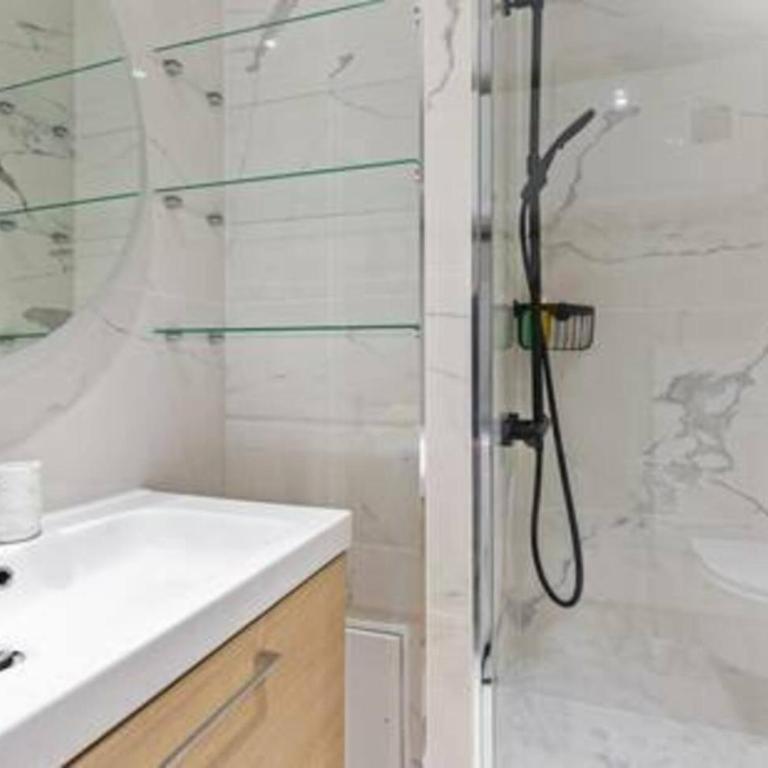 Stunning 2 Bedroom Apartment - Appartement - 18