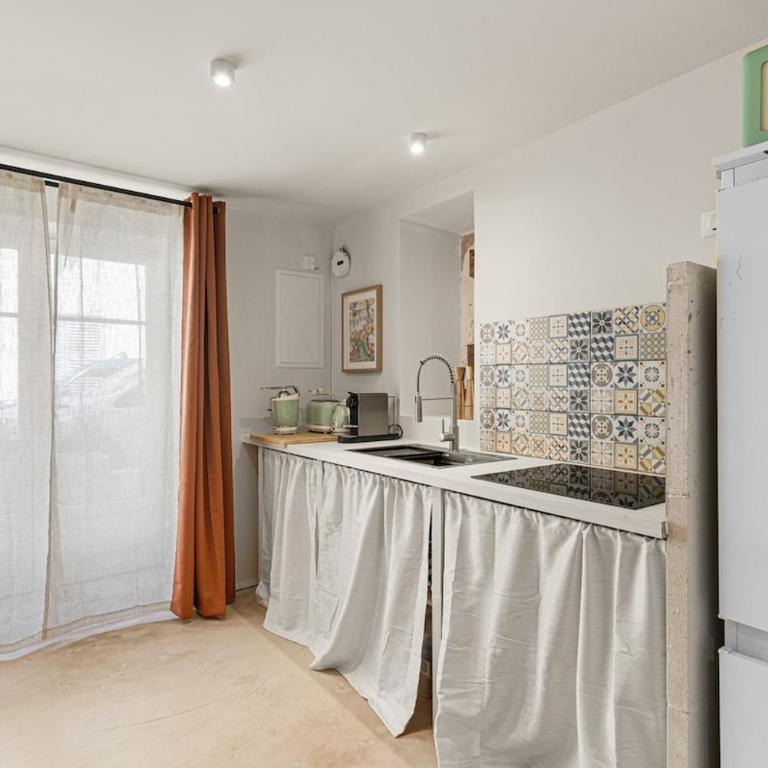 Romantic suite- Beach within walking distance- Old Antibes - One-Bedroom Apartment - 11