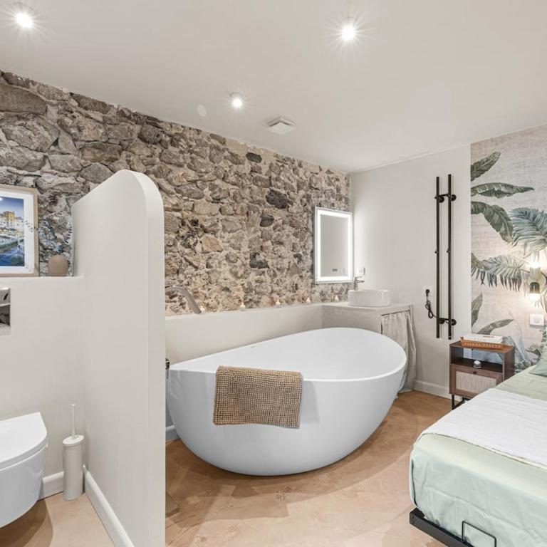Romantic suite- Beach within walking distance- Old Antibes - One-Bedroom Apartment - 8