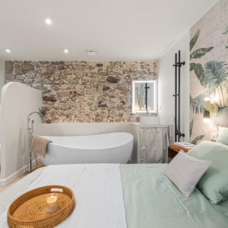 Romantic suite- Beach within walking distance- Old Antibes - One-Bedroom Apartment - 1