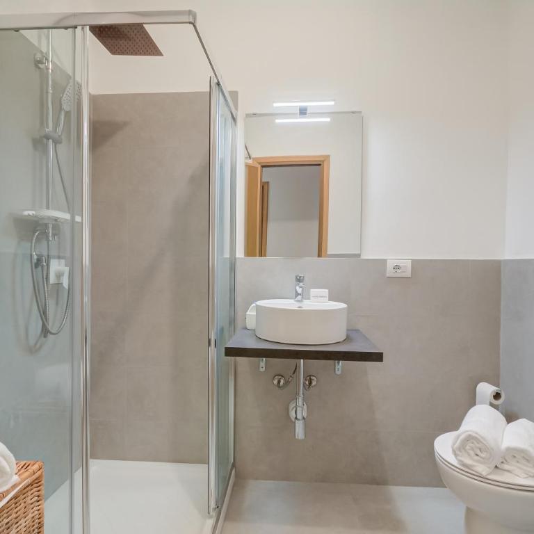 Comfort Tra Fiume E Pini with Shared Garden and Balcony - Happy Rentals - Appartement avec Balcon - 8
