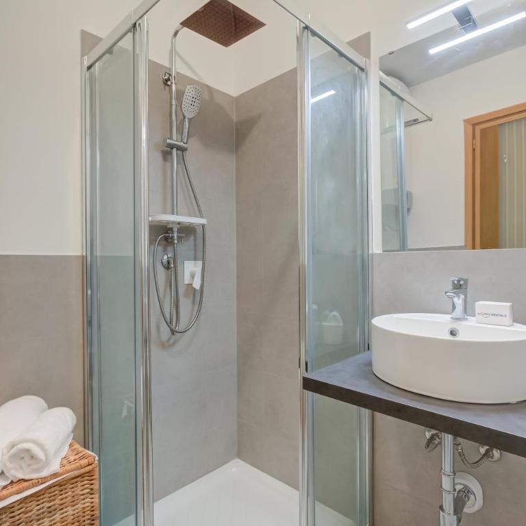 Comfort Tra Fiume E Pini with Shared Garden and Balcony - Happy Rentals - Appartement avec Balcon - 17