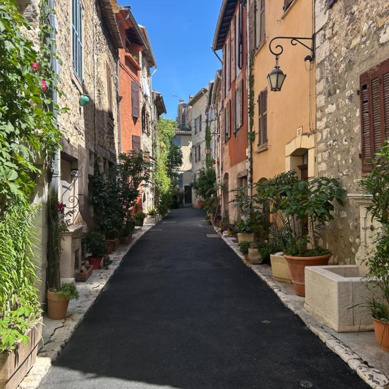 Romantic suite- Beach within walking distance- Old Antibes - One-Bedroom Apartment - 3
