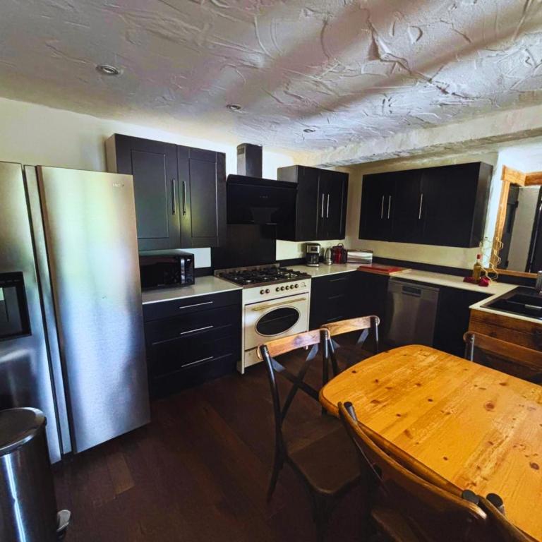 Prestigious Chalet for 18 Guests, Pool & Jacuzzi, close to slopes and resort center - Chalet - 29