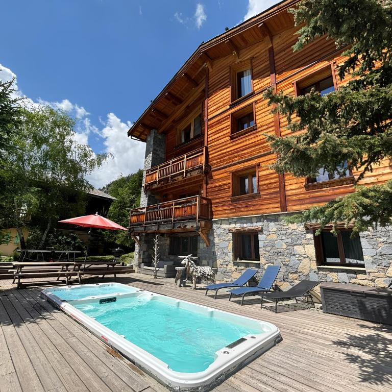 Prestigious Chalet for 18 Guests, Pool & Jacuzzi, close to slopes and resort center - Chalet - 1