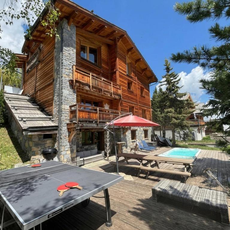 Prestigious Chalet for 18 Guests, Pool & Jacuzzi, close to slopes and resort center - Chalet - 38