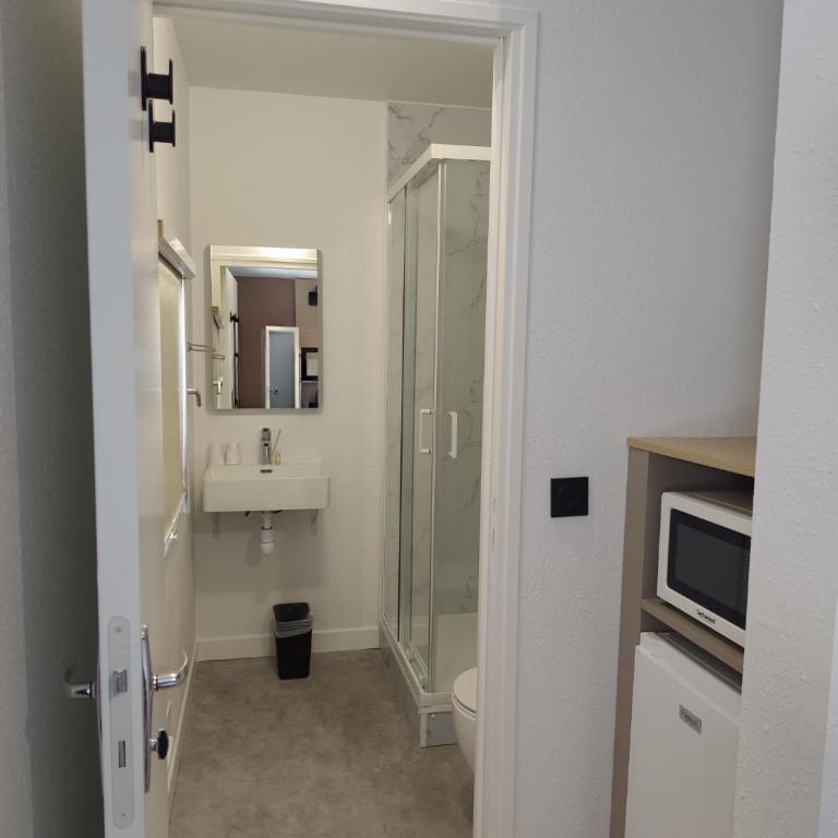 Kyriad ECO - Tours Nord - Comfort Room with Two Single Beds and One Single Bunk Bed - 6