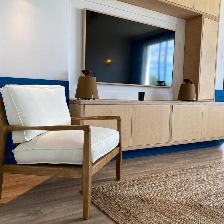 Le Mistral, Superbe Appartement 2 Chambres, Vue Mer Proximité Plage, Parking Gratuit - Apartment - 13