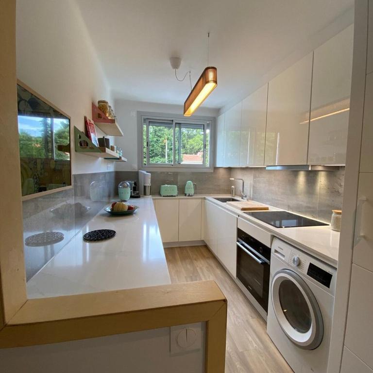 Le Mistral, Superbe Appartement 2 Chambres, Vue Mer Proximité Plage, Parking Gratuit - Apartment - 6