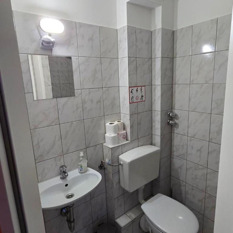 2-Rent Group Hostel Apartments HAN53 - Dreibettzimmer - 1