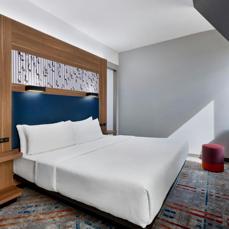 Aloft by Marriott Munich - Breezy Zimmer mit Kingsize-Bett - 3