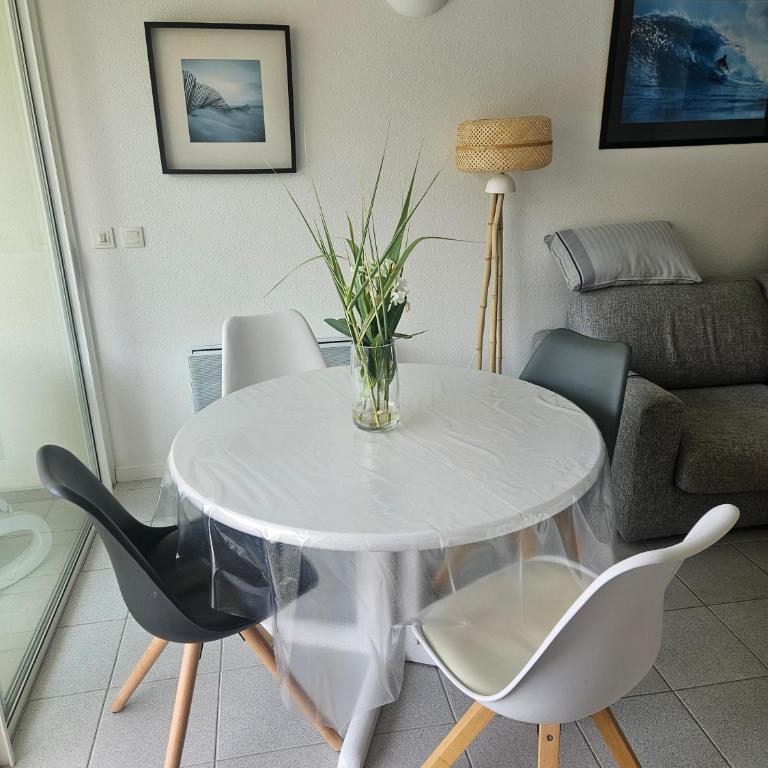 Entre Foret et Ocean - Two-Bedroom Deluxe Apartment with Garden View - 9