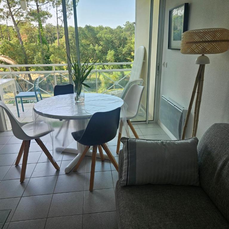 Entre Foret et Ocean - Two-Bedroom Deluxe Apartment with Garden View - 14