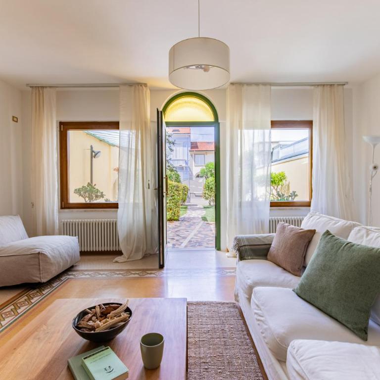 Verdemare, a Viareggio parcheggio privato e splendido giardino - Villa con 2 Camere da Letto - 1