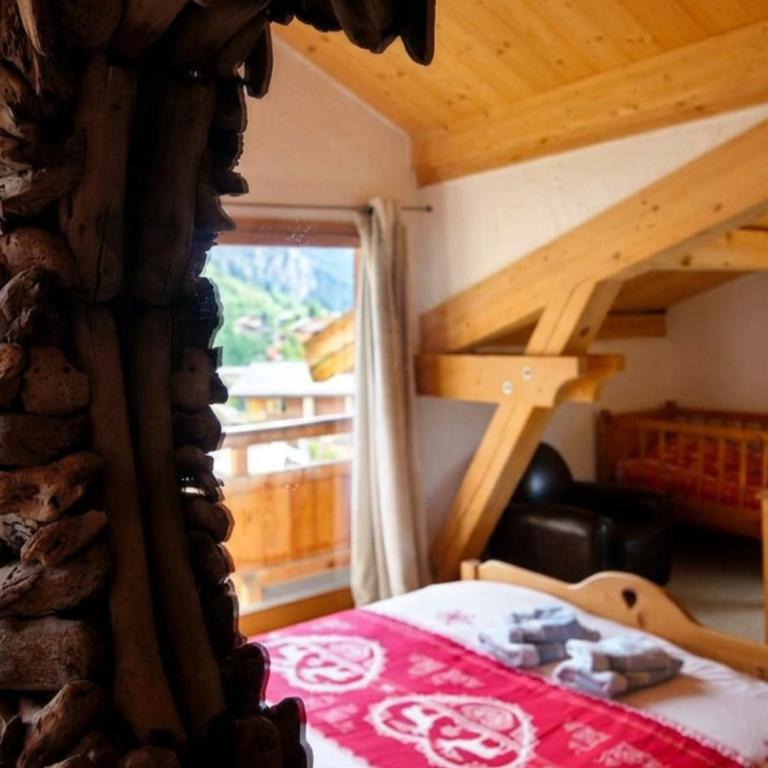 Prestigious Chalet for 18 Guests, Pool & Jacuzzi, close to slopes and resort center - Chalet - 39