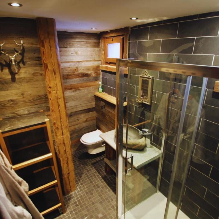 Prestigious Chalet for 18 Guests, Pool & Jacuzzi, close to slopes and resort center - Chalet - 45