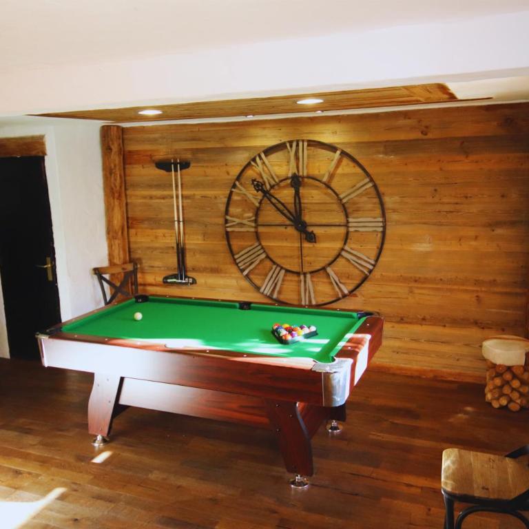 Prestigious Chalet for 18 Guests, Pool & Jacuzzi, close to slopes and resort center - Chalet - 46