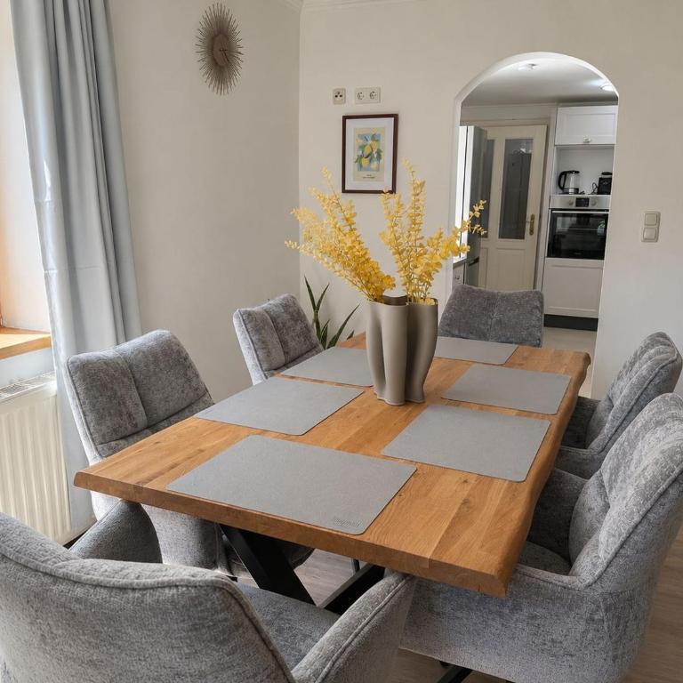Aparthaus Dittelbach by Faraway Homes - Three-Bedroom Deluxe Apartment - 11