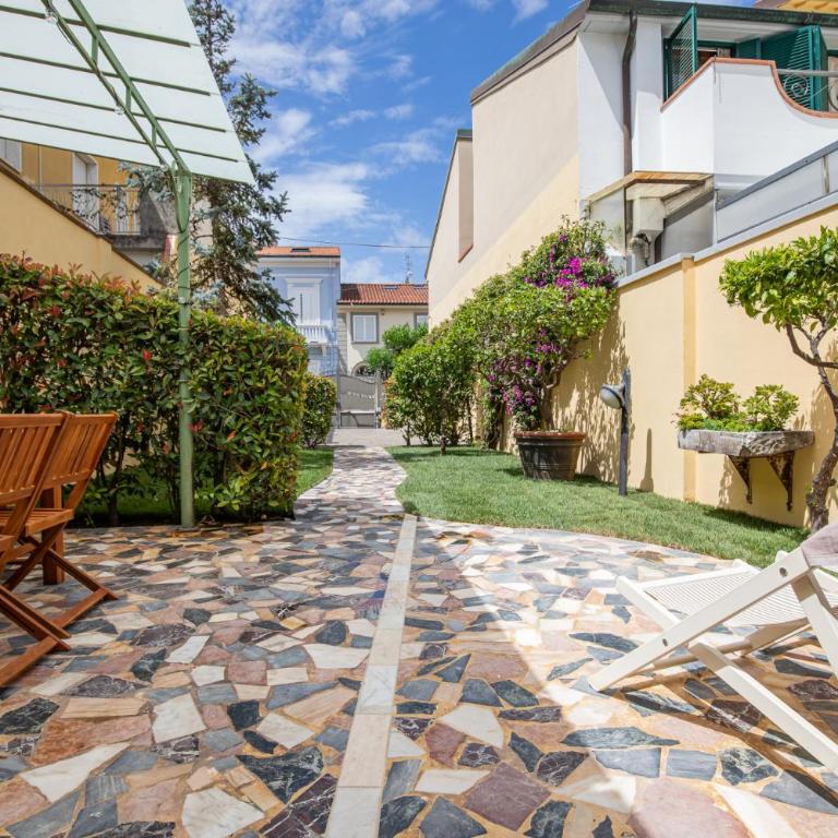 Verdemare, a Viareggio parcheggio privato e splendido giardino - Villa con 2 Camere da Letto - 52