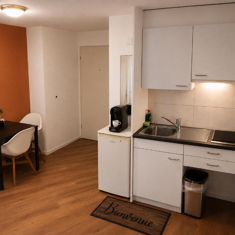 KB CityRooms Self-Check-In - Deluxe Zimmer mit Queensize-Bett - 4