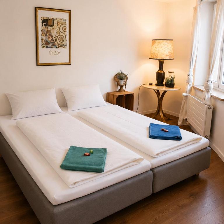 KB CityRooms Self-Check-In - Deluxe Zimmer mit Queensize-Bett - 5