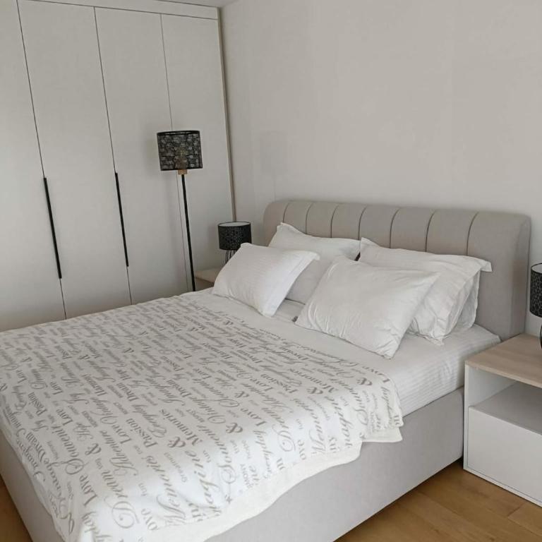 Modern Riverside Apartment - Apartman s 1 Spavaćom Sobom i Pogledom na Bazen - 11