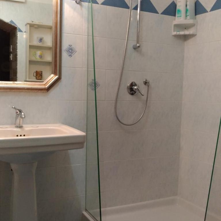Alfieri Bed & Breakfast - Camera Matrimoniale con Bagno Privato - 10