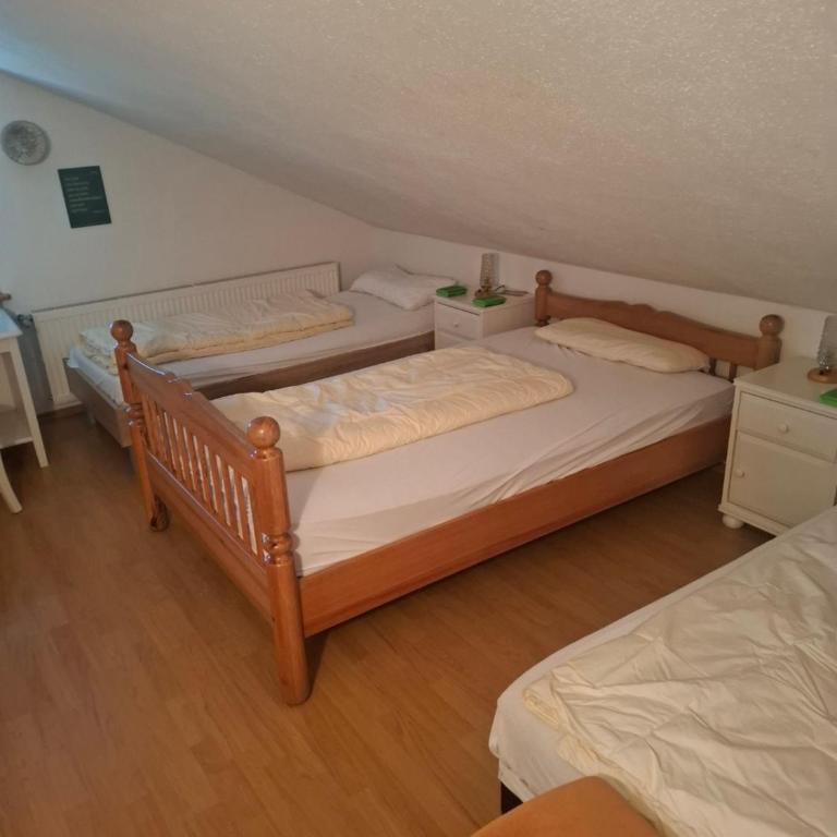 Alte Dachboden mit 6 Bett, für 6 Personen - Chambre Quadruple avec Salle de Bains Commune - 1