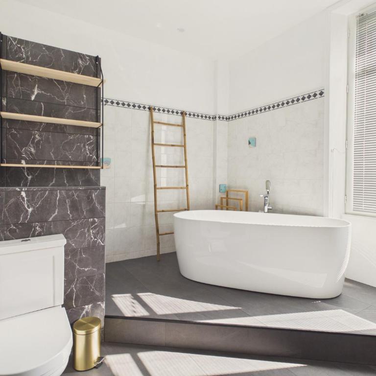 Superbe maison pour 9, jardin, tout a pied - Ferienhaus - 17