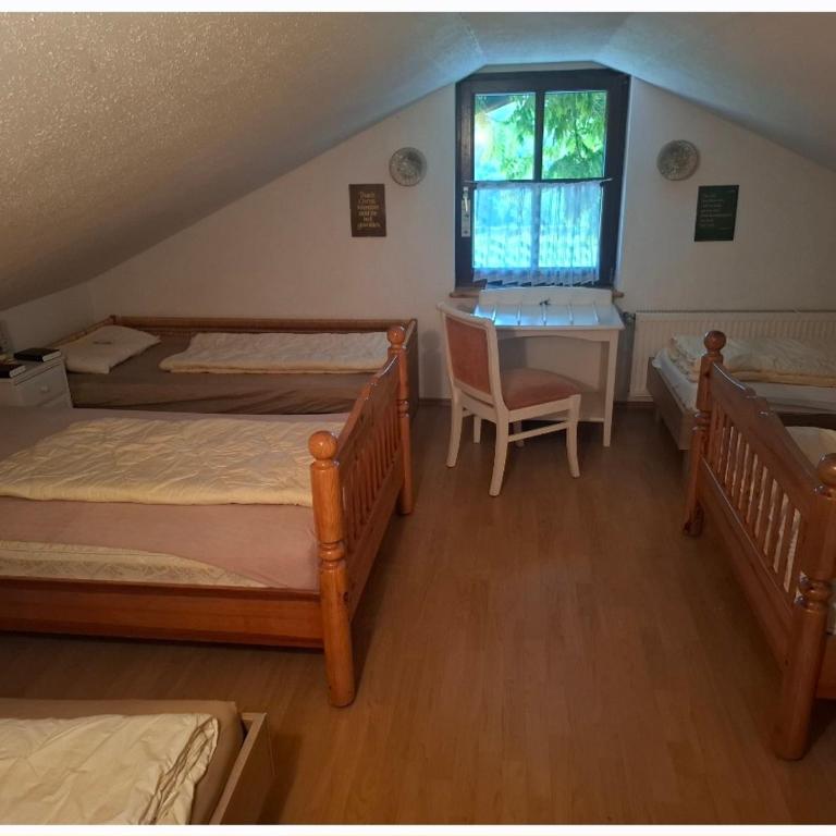 Alte Dachboden mit 6 Bett, für 6 Personen - Chambre Quadruple avec Salle de Bains Commune - 4