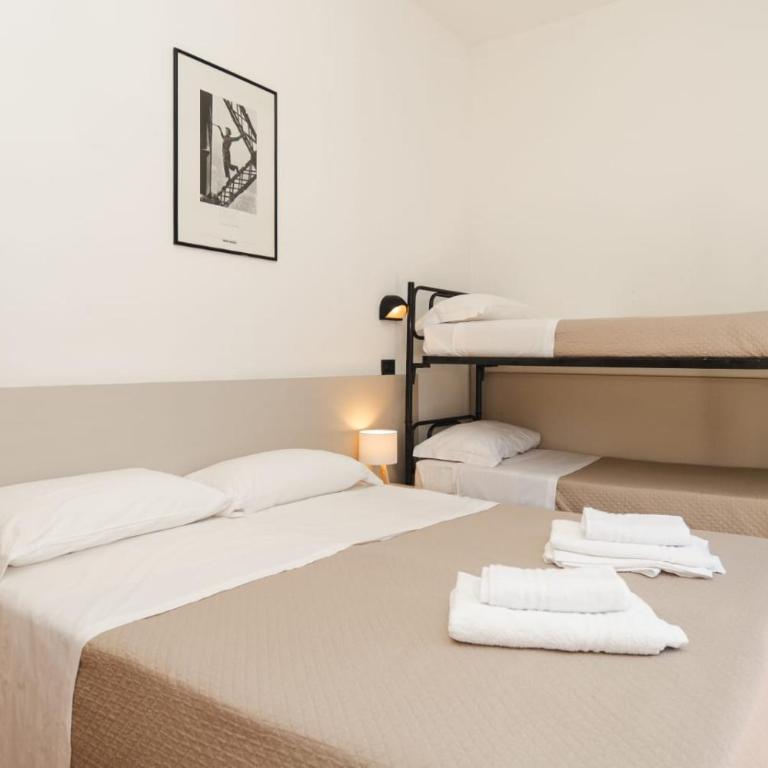 Hotel Galileo - Quadruple Room with Balcony - 2