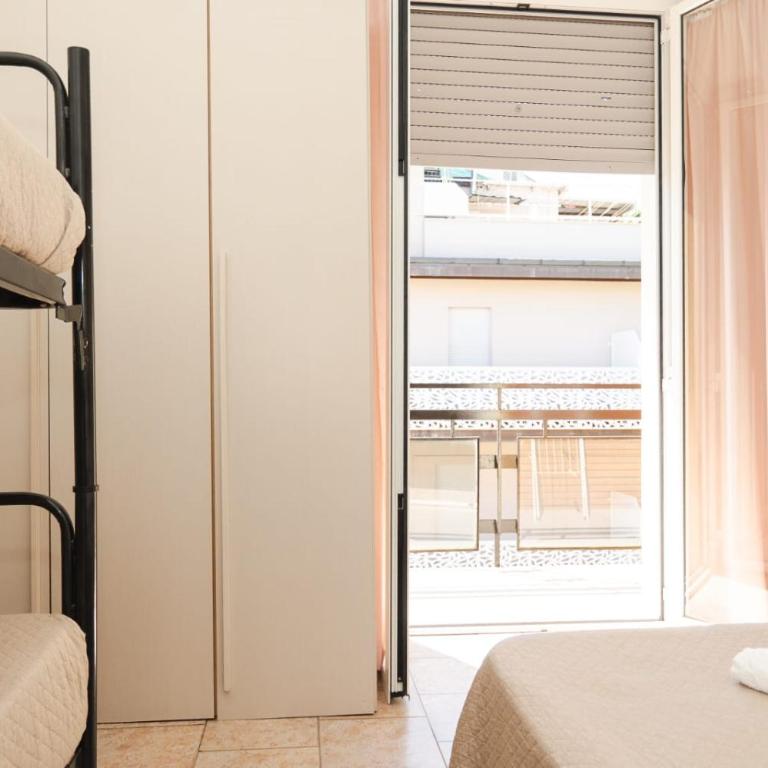 Hotel Galileo - Quadruple Room with Balcony - 7