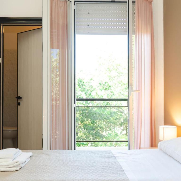 Hotel Galileo - Deluxe Double or Twin Room with Balcony - 12