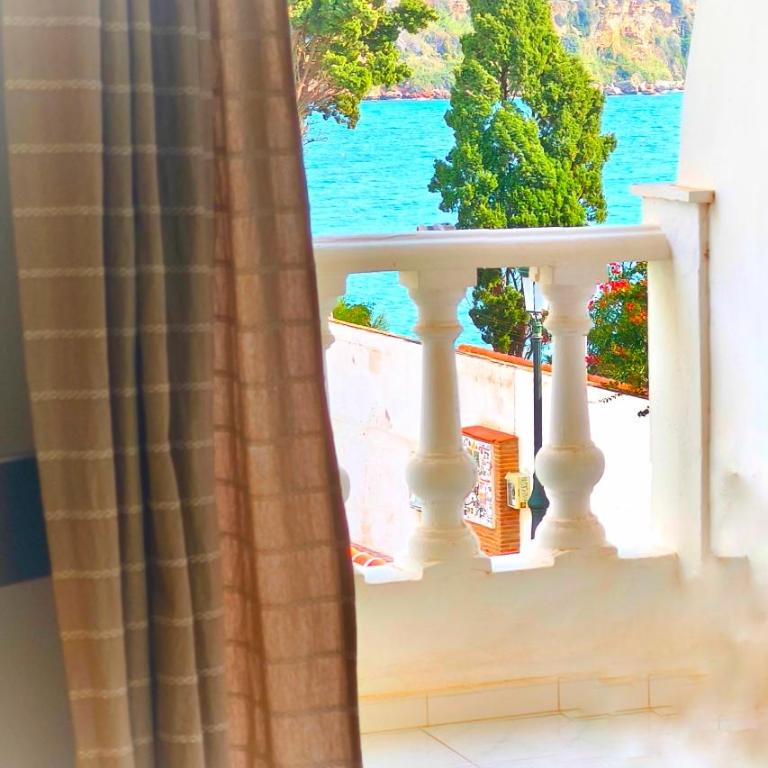 Carabeillo Seaview Apartment - Two-Bedroom Apartment - 10