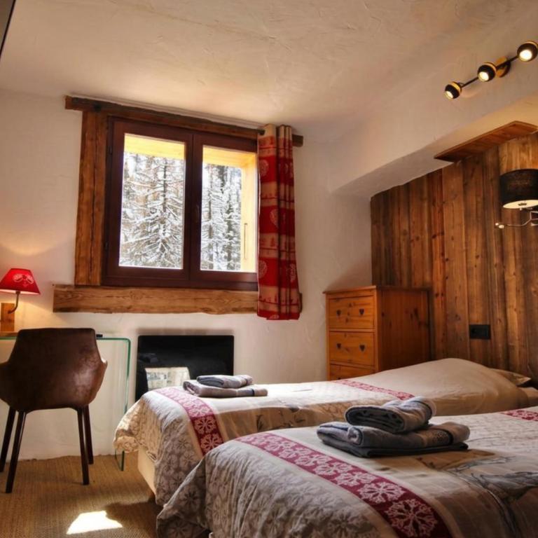 Prestigious Chalet for 18 Guests, Pool & Jacuzzi, close to slopes and resort center - Chalet - 30