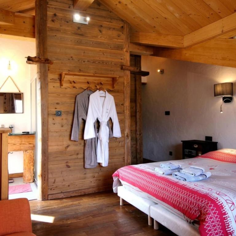 Prestigious Chalet for 18 Guests, Pool & Jacuzzi, close to slopes and resort center - Chalet - 23