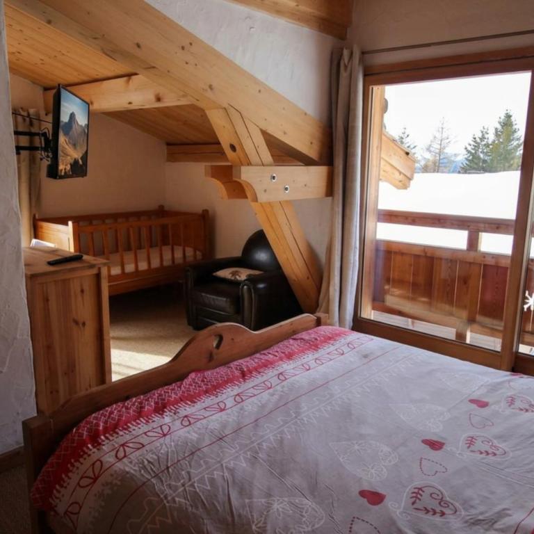 Prestigious Chalet for 18 Guests, Pool & Jacuzzi, close to slopes and resort center - Chalet - 33