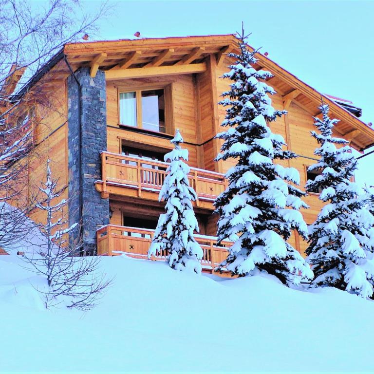 Prestigious Chalet for 18 Guests, Pool & Jacuzzi, close to slopes and resort center - Chalet - 34