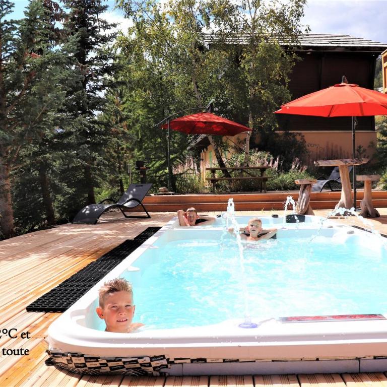 Prestigious Chalet for 18 Guests, Pool & Jacuzzi, close to slopes and resort center - Chalet - 40