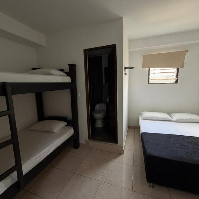 Hotel Kalifornia - Habitación Cuádruple Estándar - 2