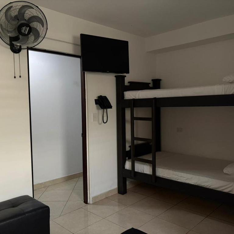 Hotel Kalifornia - Habitación Cuádruple Estándar - 3