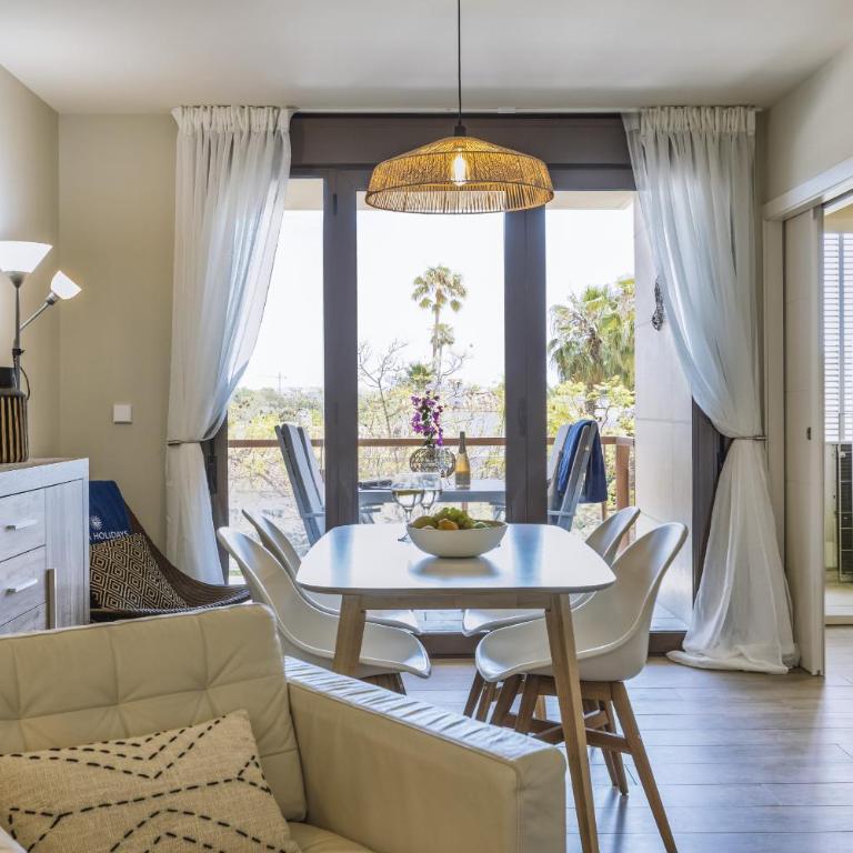 Luma Star - Deluxe Two-Bedroom Apartment with Garden View - 10