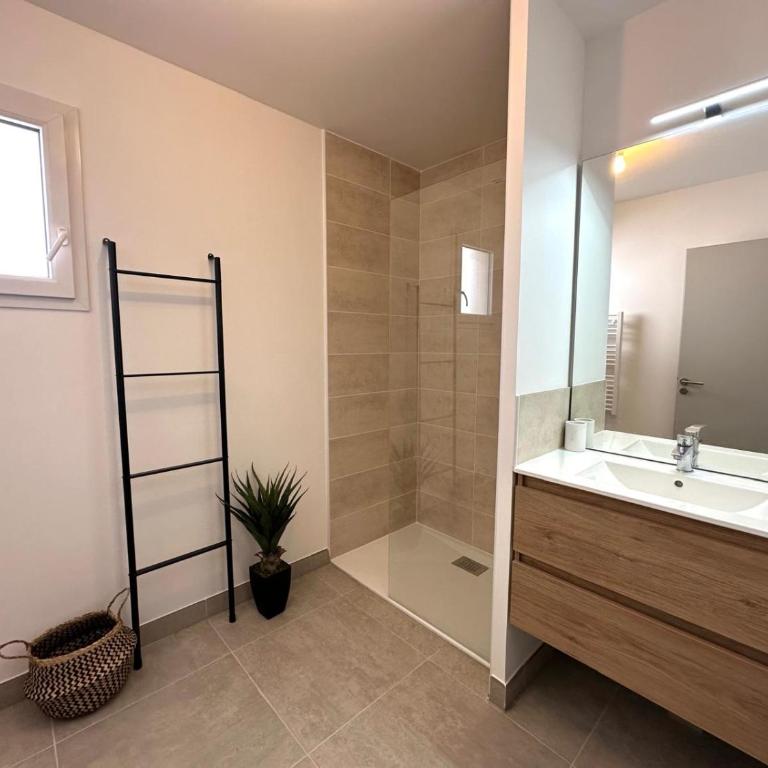 Naïa Sek - Two-Bedroom Apartment with Terrace - 9