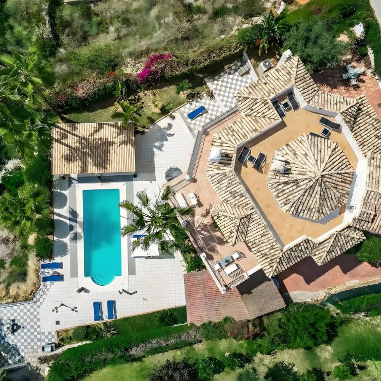 Villa de Lujo en Benahavis - Villa con vistas al jardín - 2