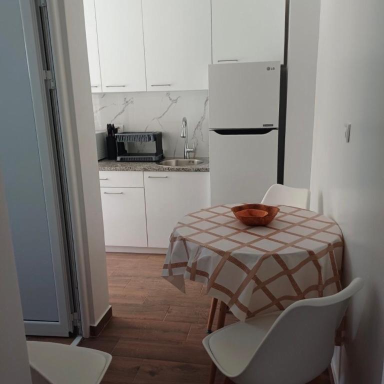 Apartmani Vila Ena - Porodična Soba sa Terasom - 8