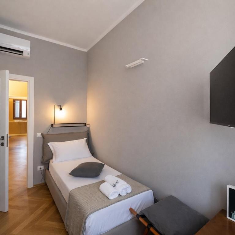Eleganza e stile a due passi dal Duomo - Two-Bedroom Apartment - 3